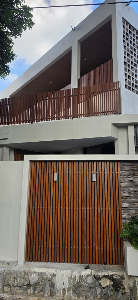 Elevating Modern Architecture with Natural Elegance: A Showcase of Chengal Wood Fencing and Wall Cladding 